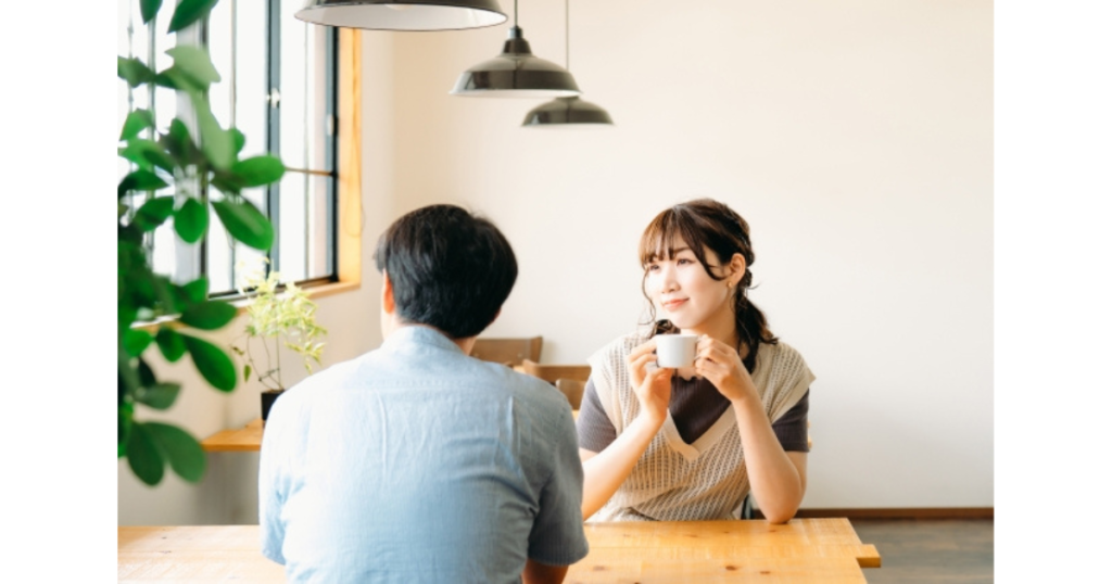 カフェにいる男女