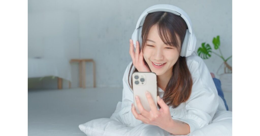 笑顔でスマホを見る女性