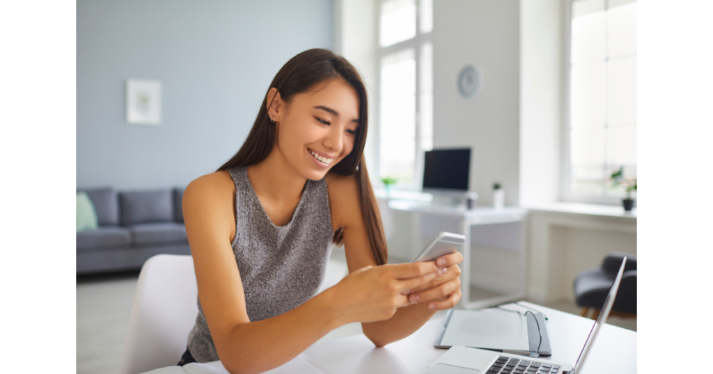 スマホを見て微笑む女性